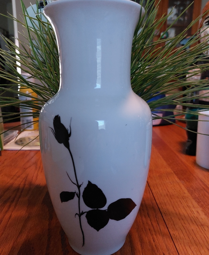 VINTAGE Porcelain vase
